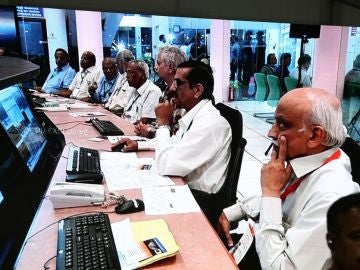 Una captura de televisión de la Organización de Investigación Espacial de la India (ISRO) tras perder contacto con el módulo espacial indio Chandrayaan-2 Una captura de televisión de la Organización de Investigación Espacial de la India (ISRO) tras perder contacto con el módulo espacial indio Chandrayaan-2