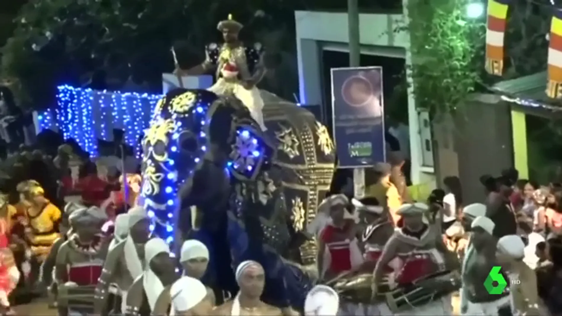 Un elefante sin control en un festival de Sri Lanka