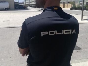 Imagen de archivo de un agente de la Policía Nacional Imagen de archivo de un agente de la Policía Nacional