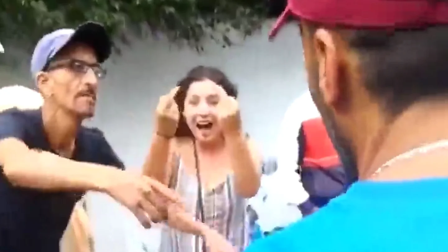Una turista británica estalla tras ver pollos de corral enjaulados en un mercado Una turista británica estalla tras ver pollos de corral enjaulados en un mercado