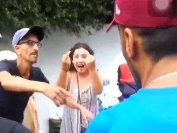 Una turista británica estalla tras ver pollos de corral enjaulados en un mercado Una turista británica estalla tras ver pollos de corral enjaulados en un mercado