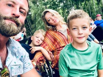 El pequeño Wiley (a la derecha) junto con sus padres y su hermano Oliver. El pequeño Wiley (a la derecha) junto con sus padres y su hermano Oliver.