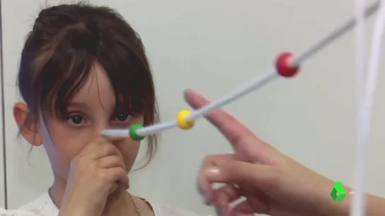 Niña con problemas de visión Niña con problemas de visión