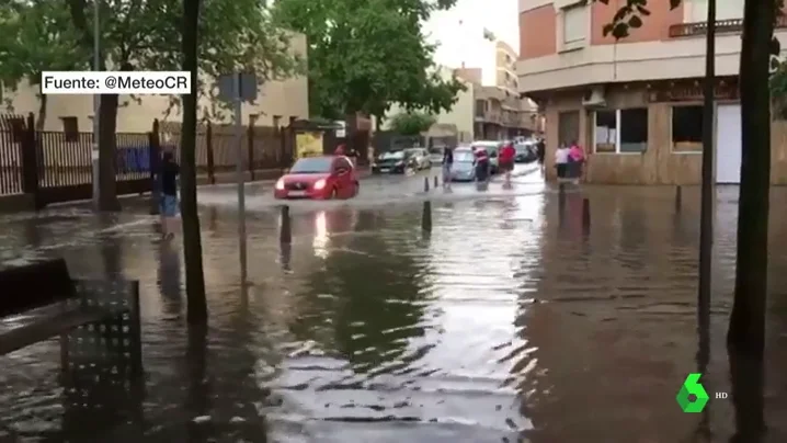 Las lluvias torrenciales acompañadas de potentes rachas de viento dejan inundaciones en la mitad sur peninsular