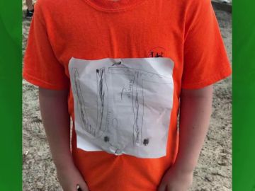 Un niño sufre acoso en el colegio por dibujar la camiseta de su equipo favorito Un niño sufre acoso en el colegio por dibujar la camiseta de su equipo favorito