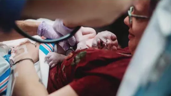 Una mujer da a luz a su bebé con una enfermedad terminal para poder donar sus órganos a otros niños Una mujer da a luz a su bebé con una enfermedad terminal para poder donar sus órganos a otros niños