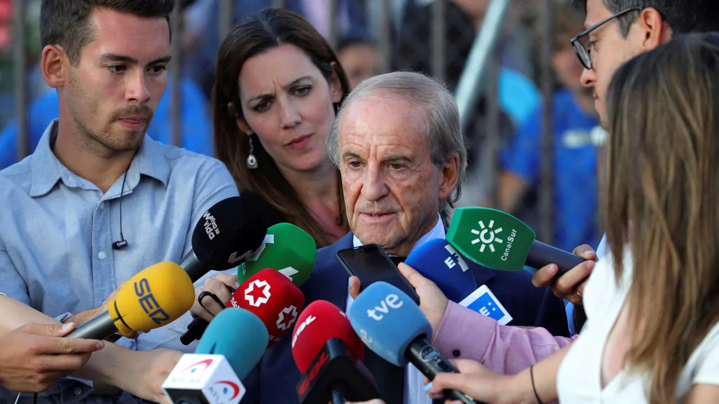 El periodista José María García atiende a los medios de comunicación a su llegada a la capilla ardiente de Blanca Fernández Ochoa El periodista José María García atiende a los medios de comunicación a su llegada a la capilla ardiente de Blanca Fernández Ochoa