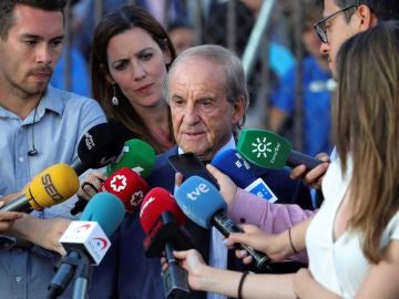 El periodista José María García atiende a los medios de comunicación a su llegada a la capilla ardiente de Blanca Fernández Ochoa El periodista José María García atiende a los medios de comunicación a su llegada a la capilla ardiente de Blanca Fernández Ochoa
