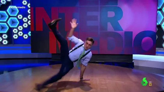 El espectacular baile de Wyoming para animar a Pedro Sánchez y Pablo Iglesias: "Más negociación y más flow" El espectacular baile de Wyoming para animar a Pedro Sánchez y Pablo Iglesias: "Más negociación y más flow"