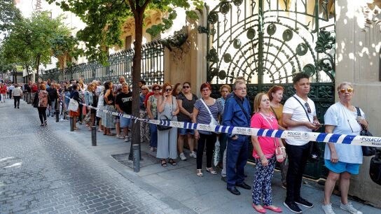 Decenas de seguidores hacen cola este lunes en la sede de la Sgae