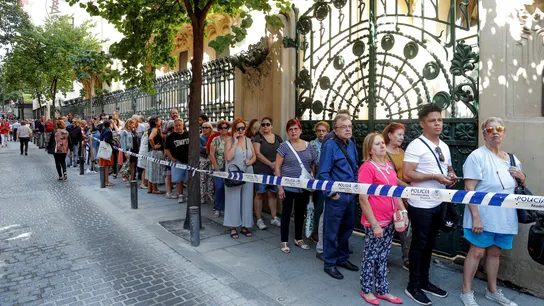 Decenas de seguidores hacen cola este lunes en la sede de la Sgae Decenas de seguidores hacen cola este lunes en la sede de la Sgae