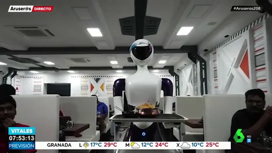 Un robot lleva la comida a las mesas del restaurante Un robot lleva la comida a las mesas del restaurante