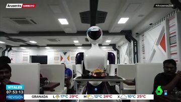 Un robot lleva la comida a las mesas del restaurante
