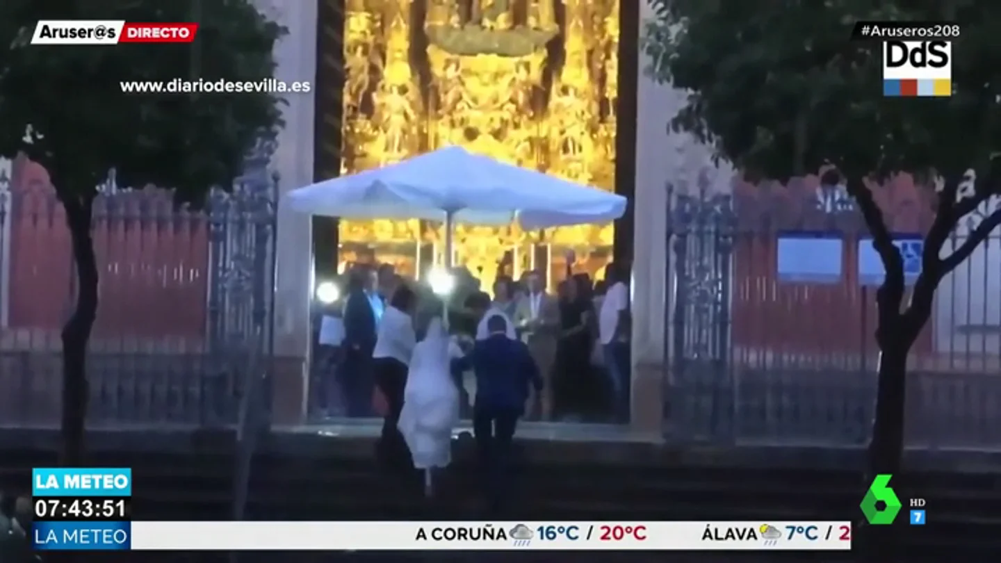 Unos camareros ayudan a una novia a llegar al altar Unos camareros ayudan a una novia a llegar al altar