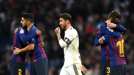 Sergio Ramos, rodeado de jugadores culés Sergio Ramos, rodeado de jugadores culés