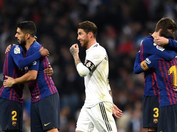 Sergio Ramos, rodeado de jugadores culés Sergio Ramos, rodeado de jugadores culés