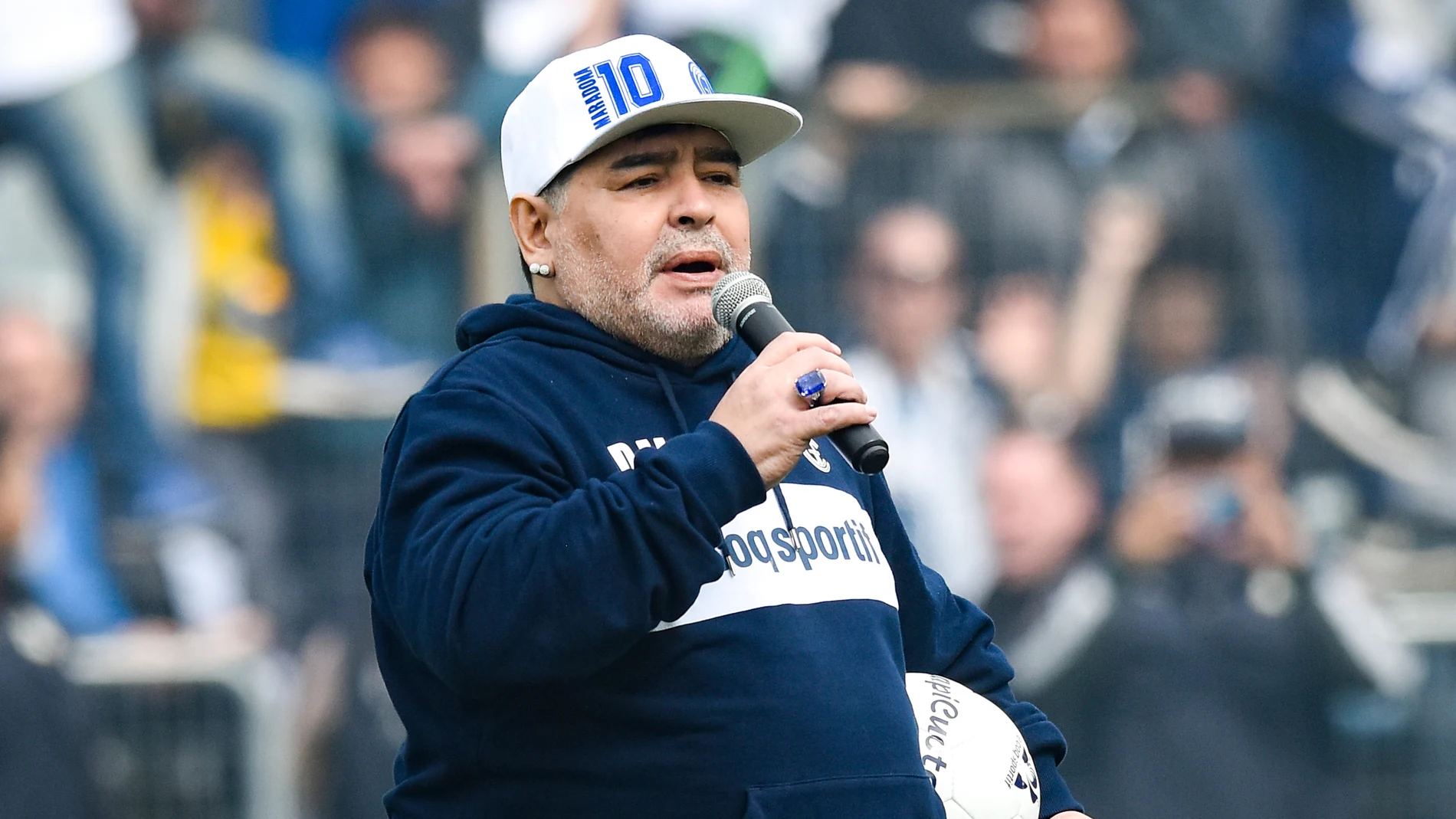 Maradona, en su presentación con el Gimnasia y Esgrima La Plata