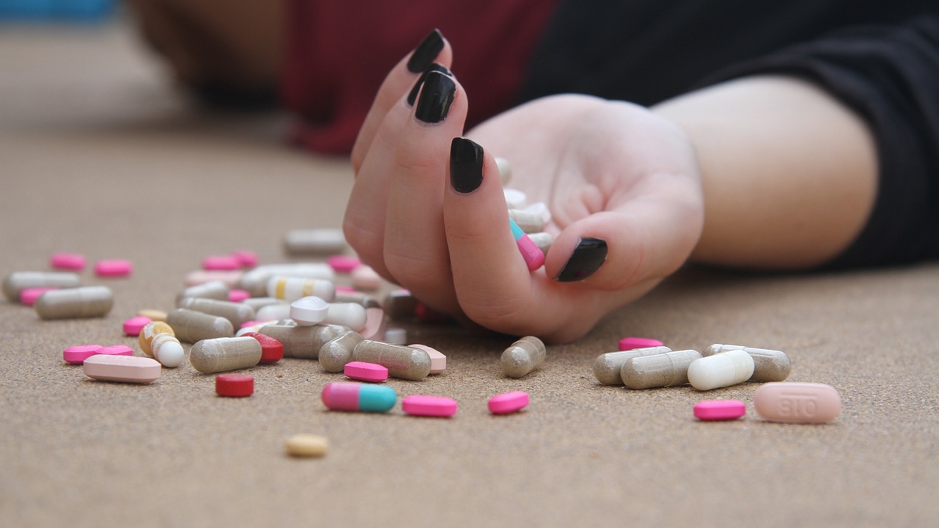 mujer con pastillas