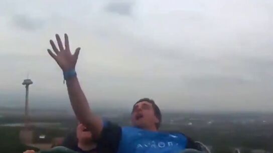 Atrapa al vuelo un m&oacute;vil en una monta&ntilde;a rusa a 134 km/h