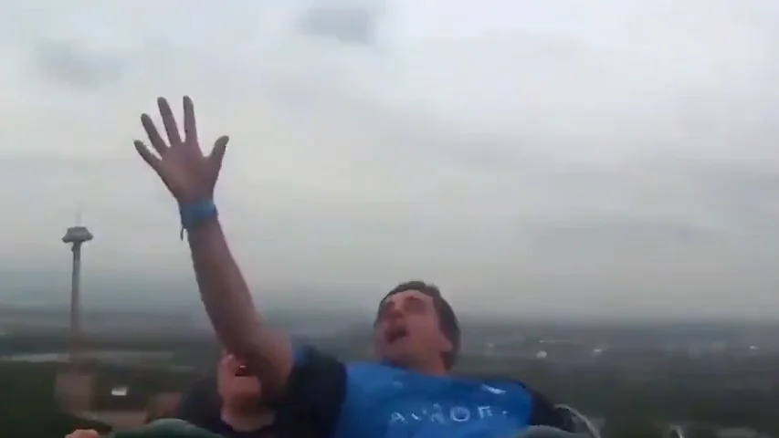 Atrapa al vuelo un móvil en una montaña rusa a 134 km/h