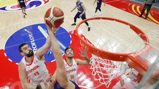 Marc Gasol y Oriola luchan por el rebote Marc Gasol y Oriola luchan por el rebote