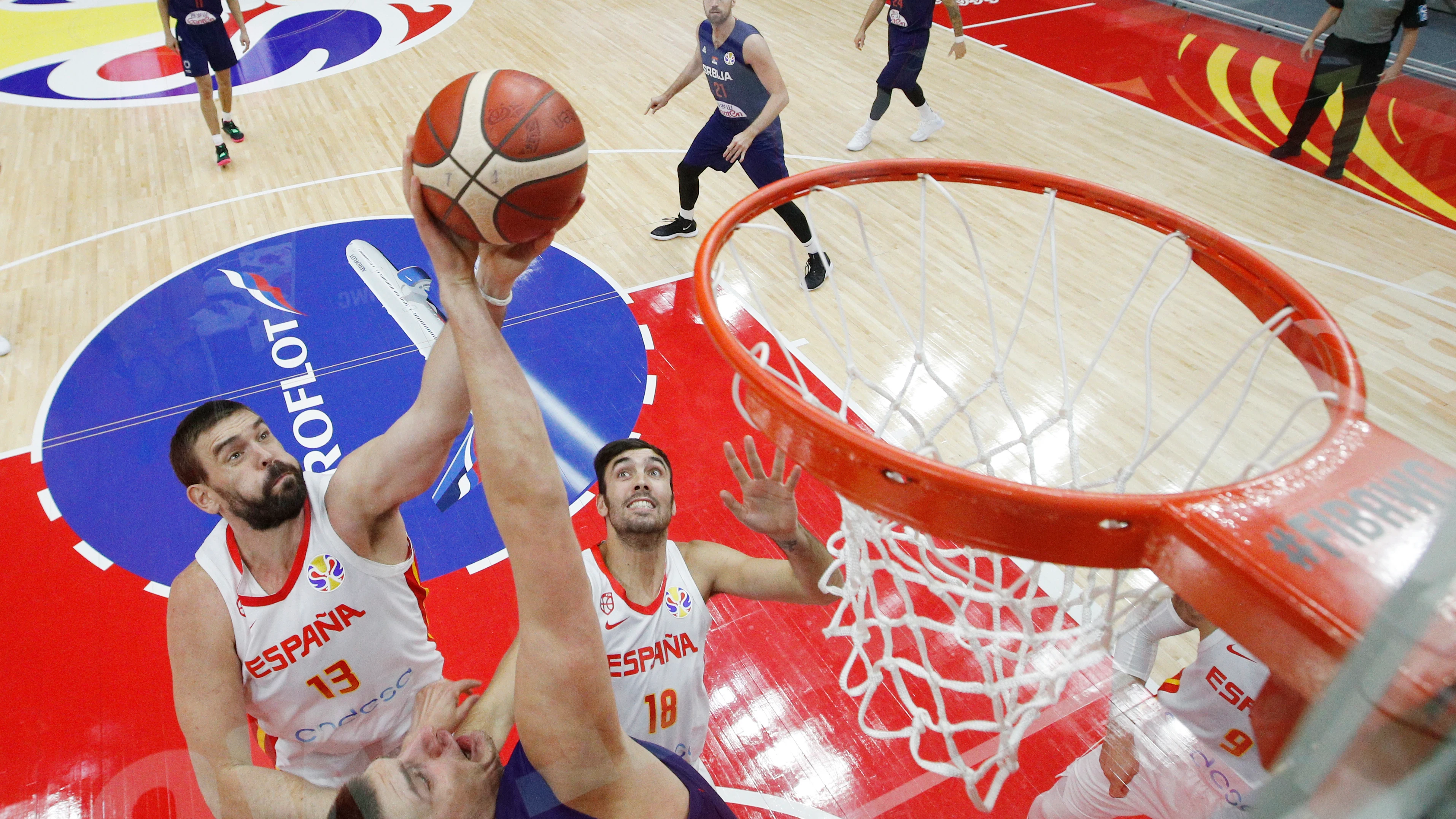 Marc Gasol y Oriola luchan por el rebote