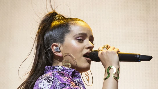 Rosalía en pleno concierto Rosalía