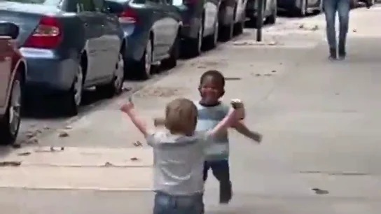 El tierno y efusivo abrazo de dos niños al reencontrarse en la vuelta al cole El tierno y efusivo abrazo de dos niños al reencontrarse en la vuelta al cole