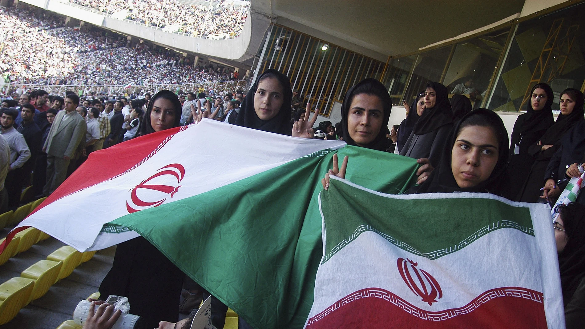 Imagen de archivo de mujeres iraníes viendo un partido de fútbol