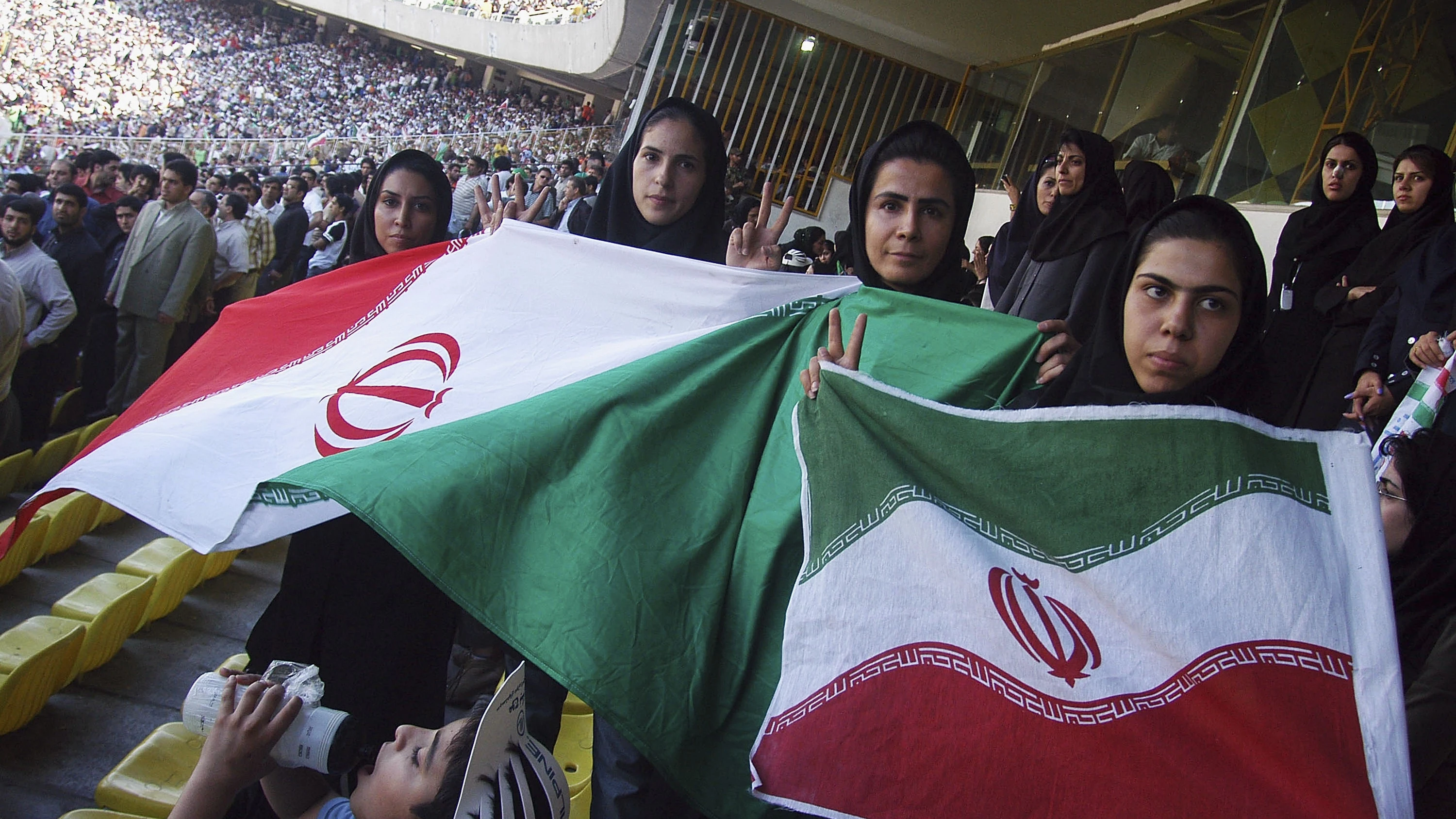 Imagen de archivo de mujeres iraníes viendo un partido de fútbol