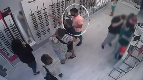 El vídeo del robo de tres miembros de 'La Manada' en un óptica de San Sebastián El vídeo del robo de tres miembros de 'La Manada' en un óptica de San Sebastián