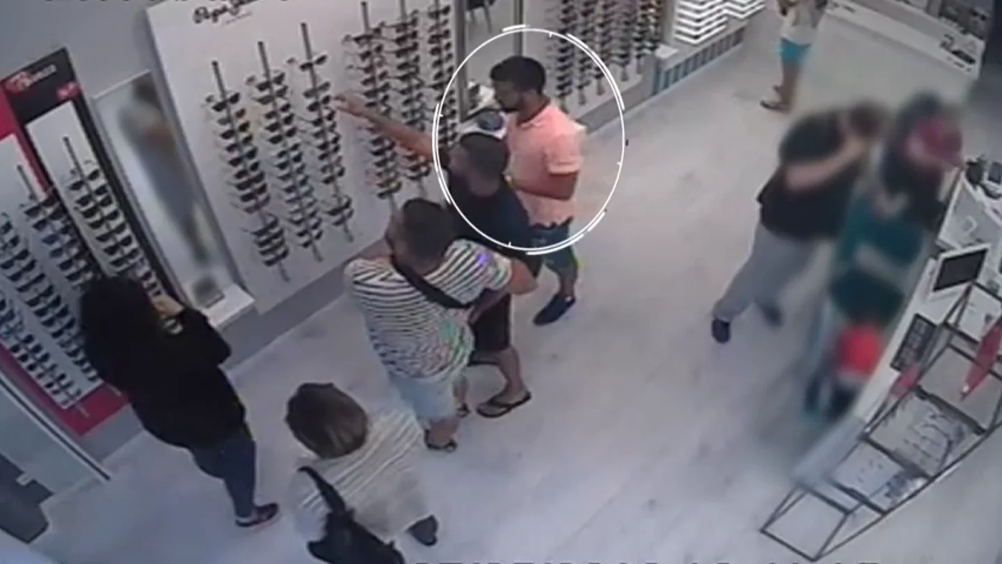 El vídeo del robo de tres miembros de 'La Manada' en un óptica de San Sebastián El vídeo del robo de tres miembros de 'La Manada' en un óptica de San Sebastián