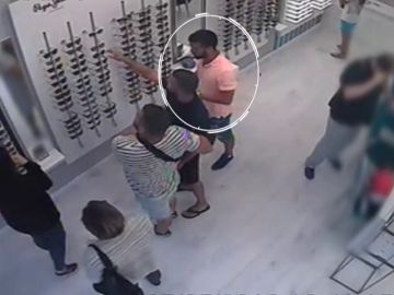 El vídeo del robo de tres miembros de 'La Manada' en un óptica de San Sebastián El vídeo del robo de tres miembros de 'La Manada' en un óptica de San Sebastián