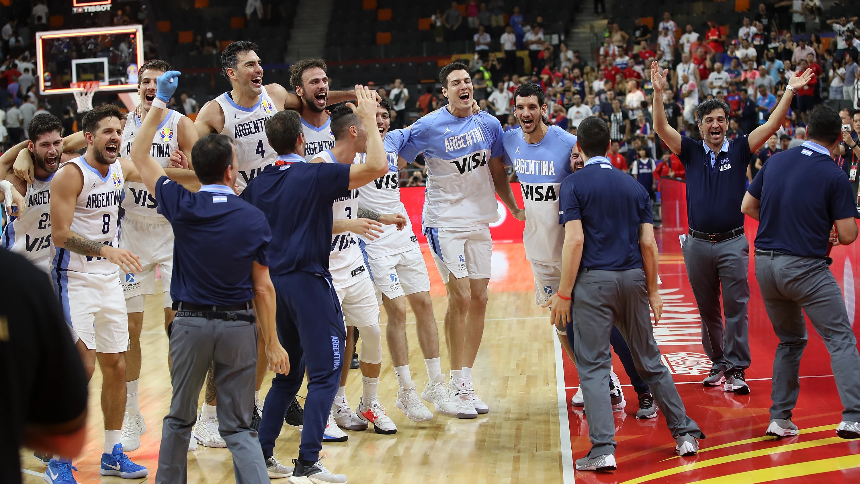 Selección argentina de baloncesto tras vencer a Serbia