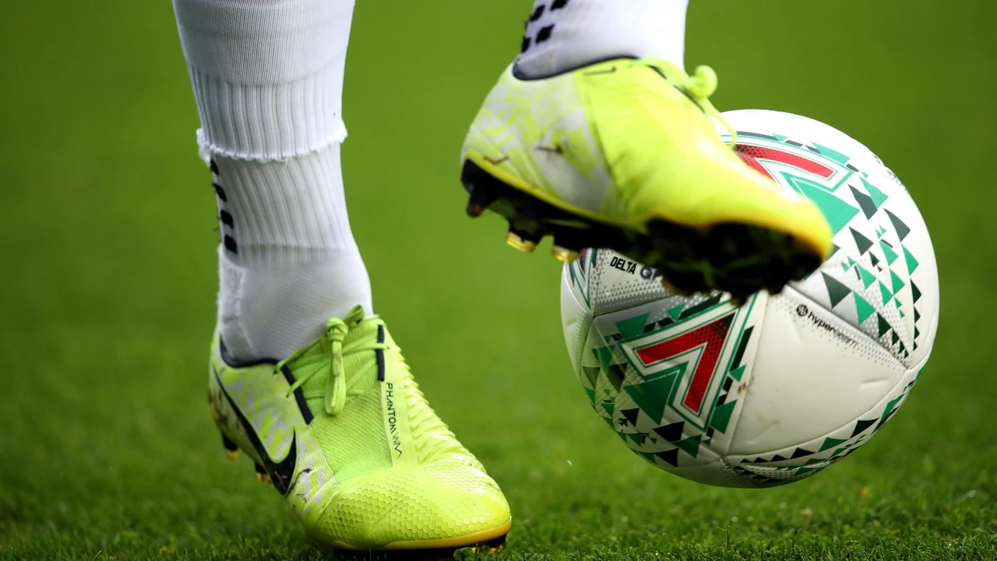 Un jugador de fútbol controla el balón Un jugador de fútbol controla el balón
