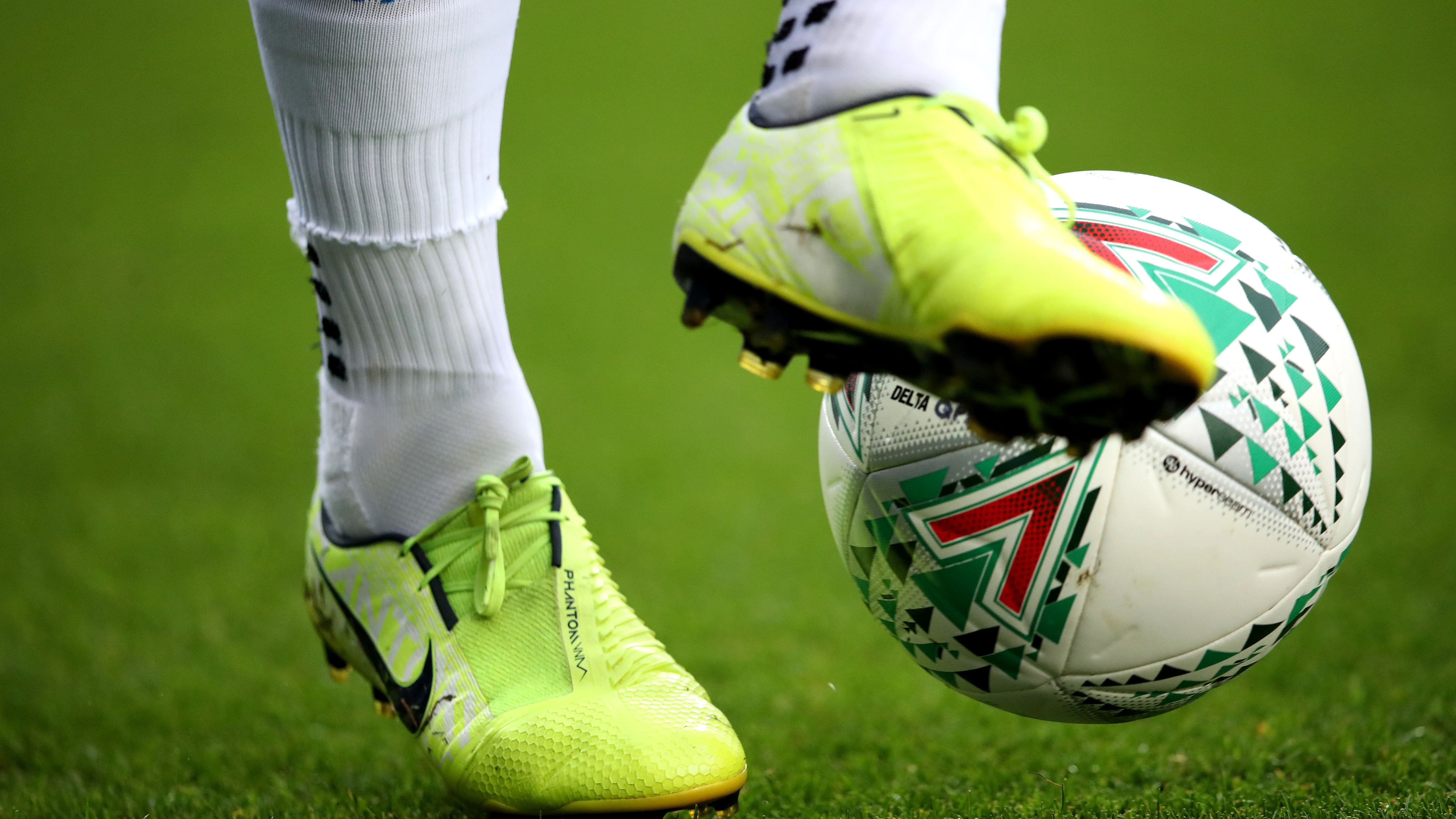 Un jugador de fútbol controla el balón