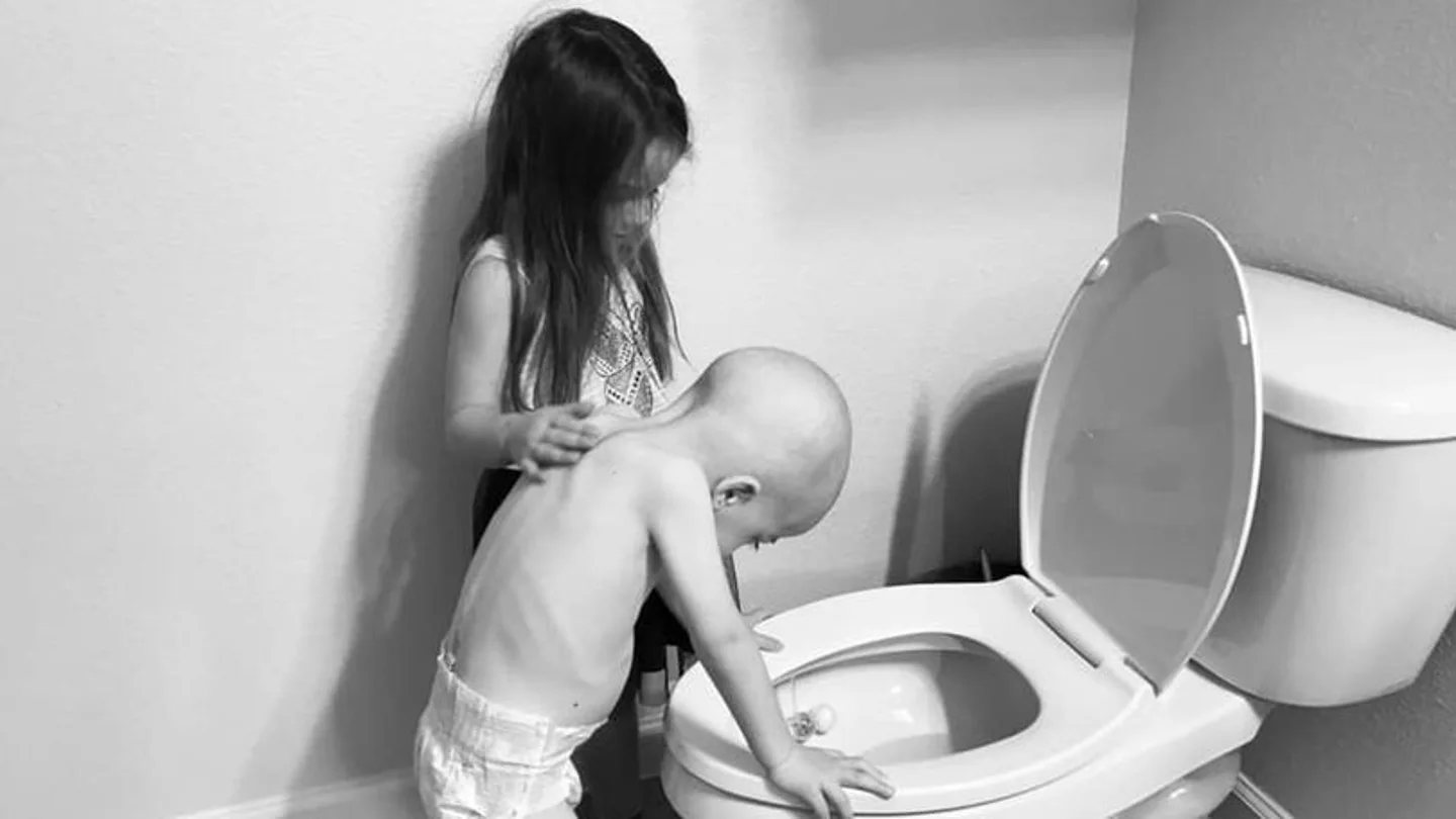 La foto viral de una niña ayudando a su hermano con leucemia La pequeña no se separa de su hermano y le ayuda en su enfermedad