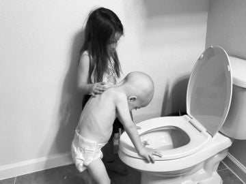 La pequeña no se separa de su hermano y le ayuda en su enfermedad La pequeña no se separa de su hermano y le ayuda en su enfermedad