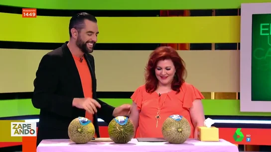 Encarni, 'la reina del unboxing' llega al plató para demostrarnos su habilidad catando melones Encarni, 'la reina del unboxing' llega al plató para demostrarnos su habilidad catando melones