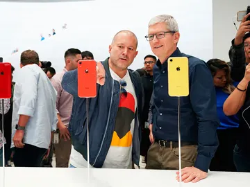 Jony Ive y Tim Cook echan un vistazo al iPhone XR. Jony Ive y Tim Cook echan un vistazo al iPhone XR.