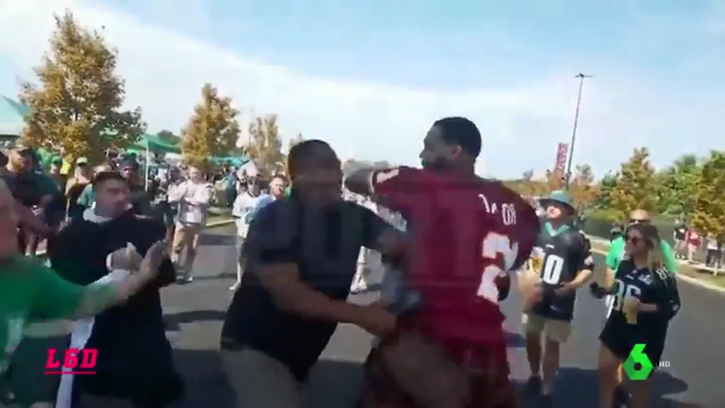 Un jugador de los Philadelphia 76ers se pelea con aficionados de los Eagles en plena calle Un jugador de los Philadelphia 76ers se pelea con aficionados de los Eagles en plena calle