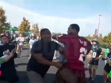 Un jugador de los Philadelphia 76ers se pelea con aficionados de los Eagles en plena calle Un jugador de los Philadelphia 76ers se pelea con aficionados de los Eagles en plena calle