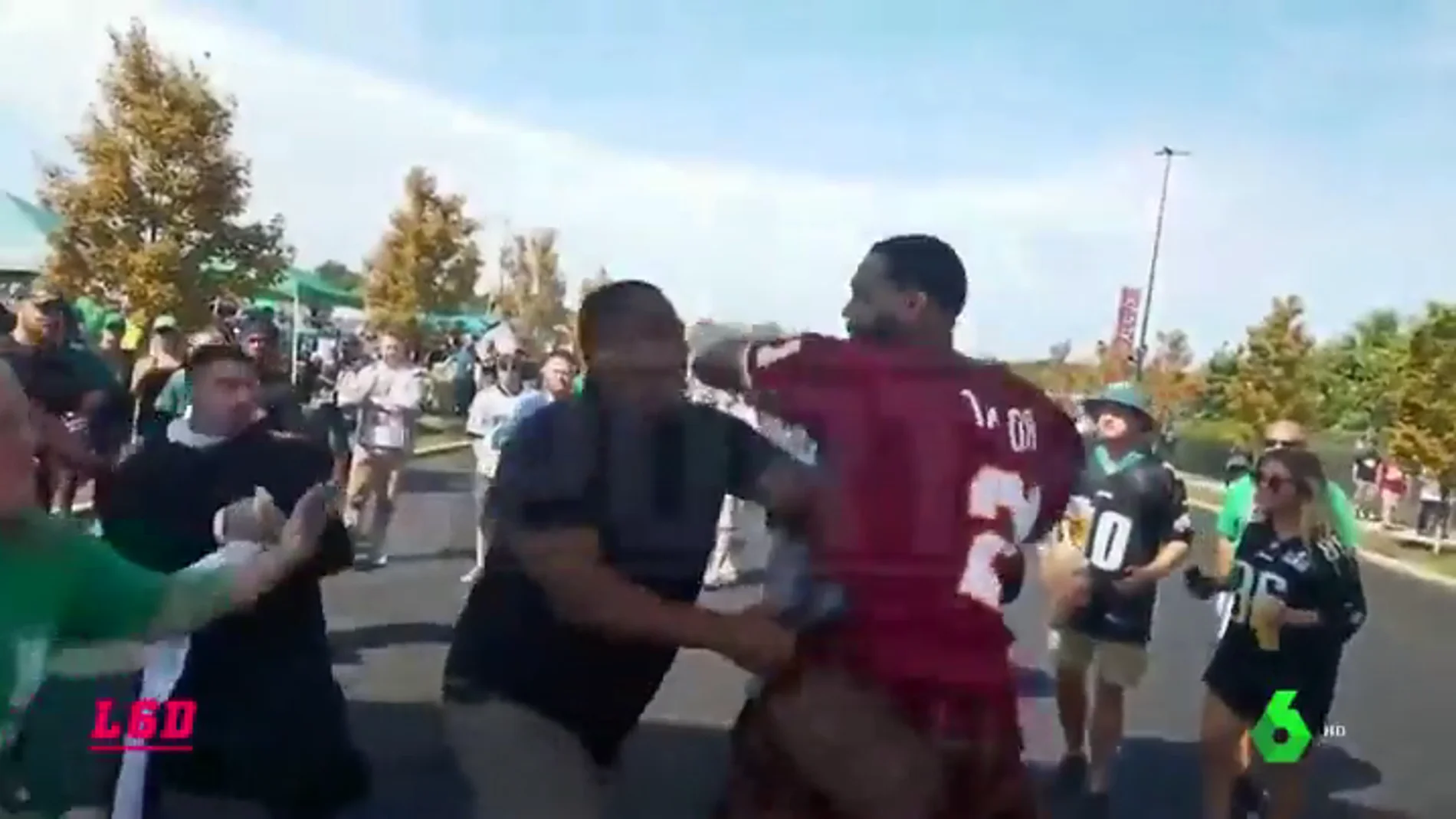 Un jugador de los Philadelphia 76ers se pelea con aficionados de los Eagles en plena calle