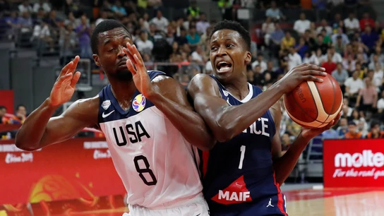 Ntilikina entra a canasta ante la defensa de Barnes Ntilikina entra a canasta ante la defensa de Barnes
