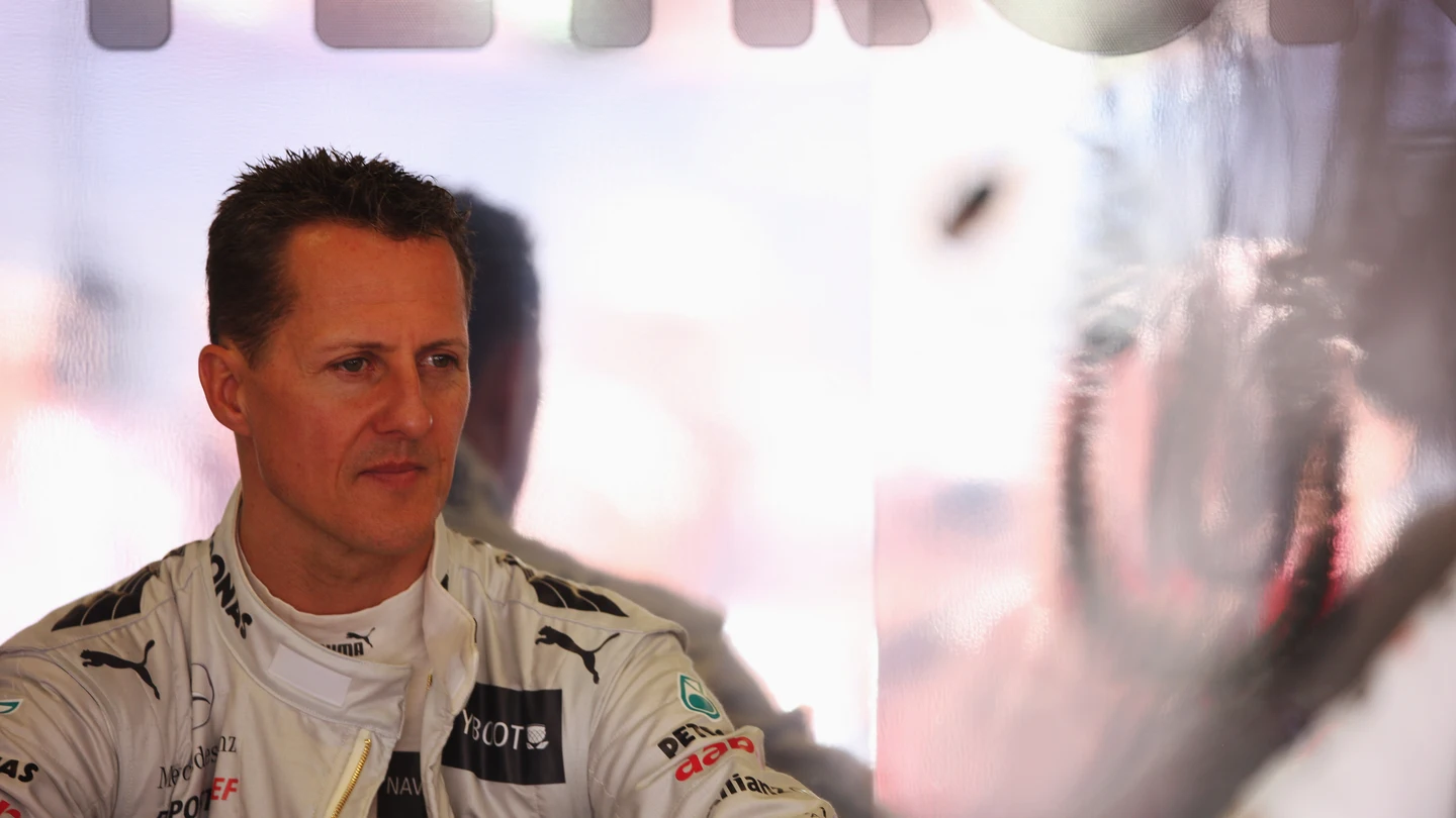 Michael Schumacher, pensativo en el box de Mercedes Michael Schumacher, pensativo en el box de Mercedes