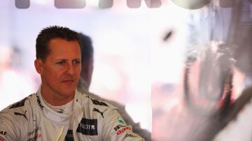 Michael Schumacher, pensativo en el box de Mercedes