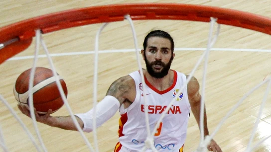Ricky Rubio mira a la canasta Ricky Rubio mira a la canasta