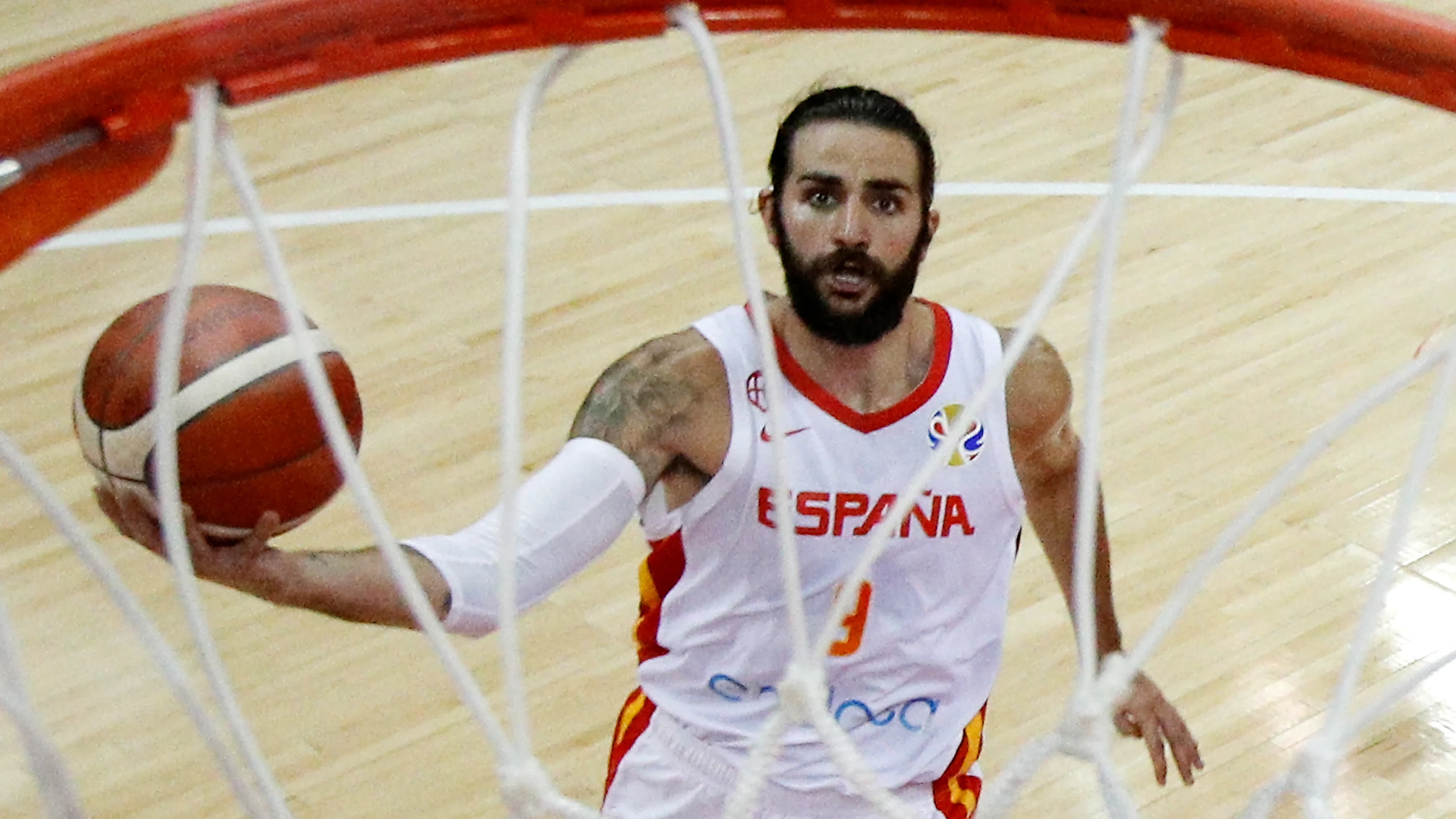 Ricky Rubio mira a la canasta