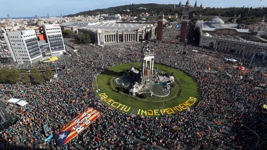 Numerosas personas se concentran en la plaza de España de Barcelona en la Diada Numerosas personas se concentran en la plaza de España de Barcelona en la Diada