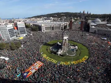 Numerosas personas se concentran en la plaza de España de Barcelona en la Diada